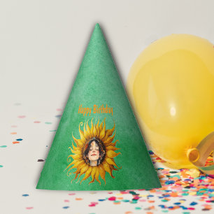 Mädchen Gesicht in großer gelber Sonnenblume Gebur Partyhütchen