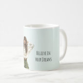 Mädchen Grüne Jeans Braune Haare Pony Kaffeetasse (VorderseiteRechts)