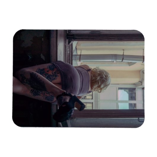 Mädchen im Fenster Magnet (Horizontal)