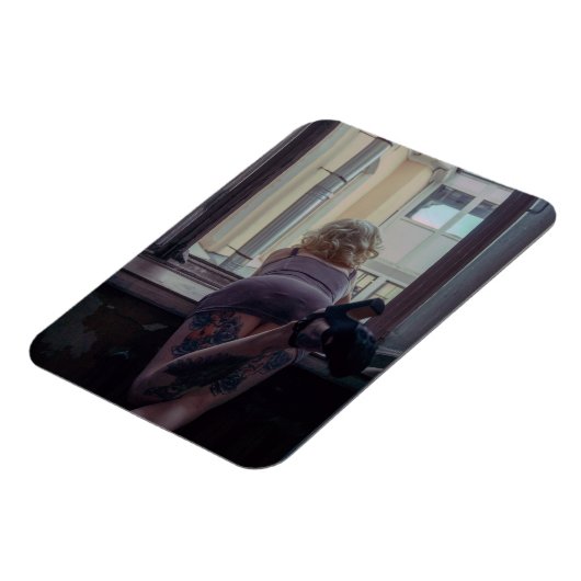 Mädchen im Fenster Magnet (Linke Seite)