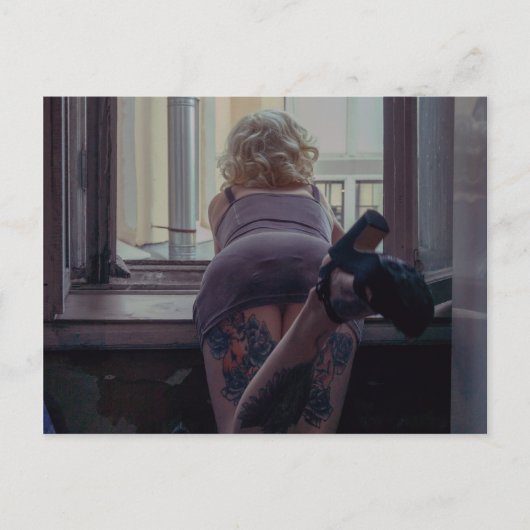 Mädchen im Fenster Postkarte (Vorderseite)