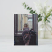 Mädchen im Fenster Postkarte (Stehend Vorderseite)