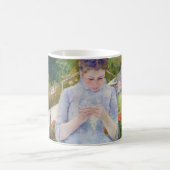 Mädchen im Garten, Mary Cassatt Kaffeetasse (Mittel)