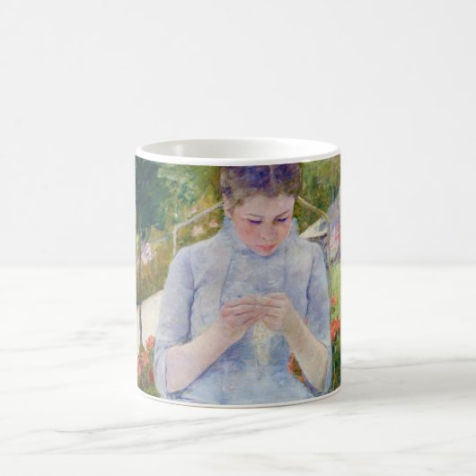 Mädchen im Garten, Mary Cassatt Kaffeetasse (Mittel)