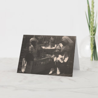 Mädchen im Kreuz-Krankenschwester-Kostüm erhalten Karte