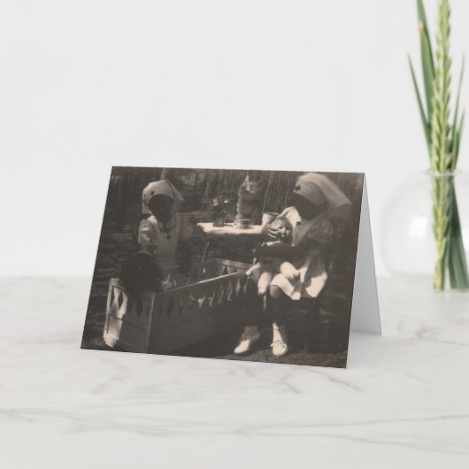 Mädchen im Kreuz-Krankenschwester-Kostüm erhalten Karte (Vorderseite)