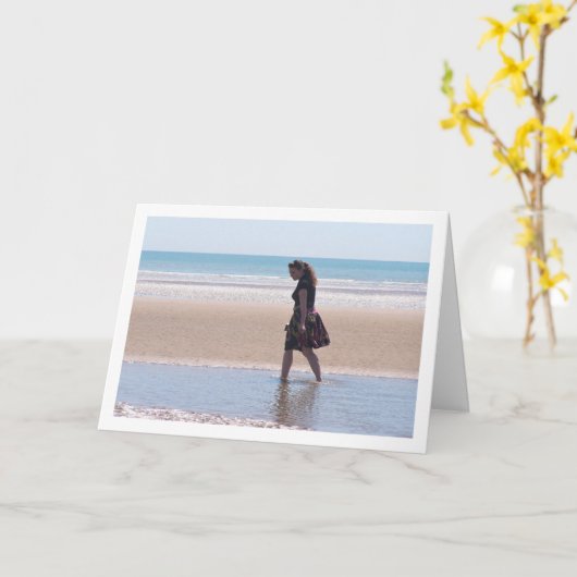 Mädchen im Rock Walking am Strand Karte (Gelbe Blume)