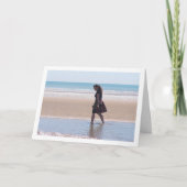 Mädchen im Rock Walking am Strand Karte (Vorderseite)