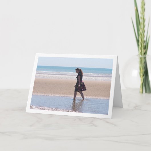 Mädchen im Rock Walking am Strand Karte (Vorderseite)