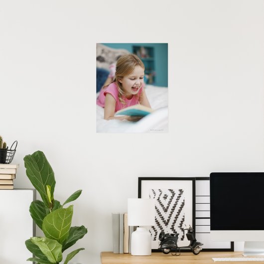 Mädchen im Schlafbuch Poster (Heimbüro)
