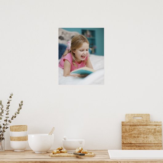 Mädchen im Schlafbuch Poster (Küche)