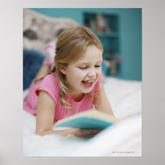 Mädchen im Schlafbuch Poster