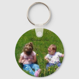 Mädchen im Schlüsselanhänger der Natur