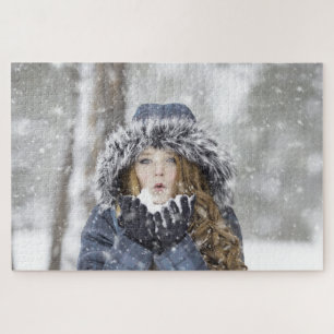 Mädchen im Winter mit Schnee Puzzle