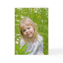 Mädchen in Daisy Field denken Sie an Sie