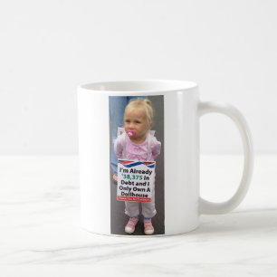 Mädchen in den Schulden besitzt nur das Kaffeetasse