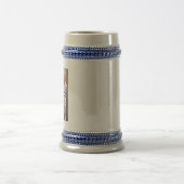 Mädchen in den Schulden besitzt nur Puppen-Haus, Bierglas (Mittel)