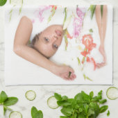 Mädchen in der Milch mit Blume Geschirrtuch (Gefaltet)