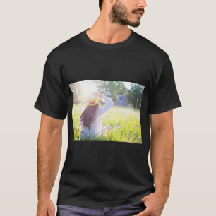 Mädchen in der Natur mit Sonnenstrahlen T-Shirt