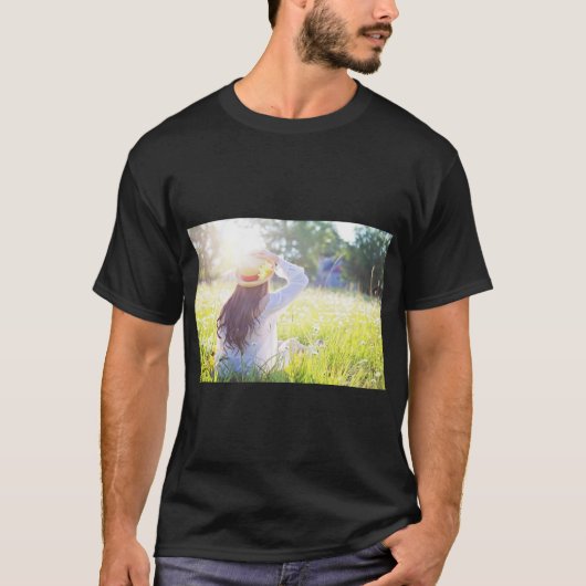 Mädchen in der Natur mit Sonnenstrahlen T-Shirt (Vorderseite)