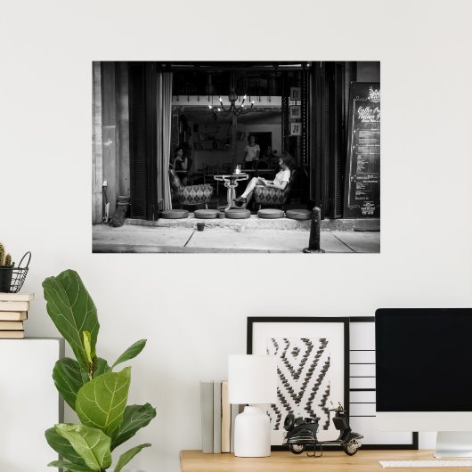 Mädchen in einem Café und Kaffee TIme - Street Fot Poster (Heimbüro)