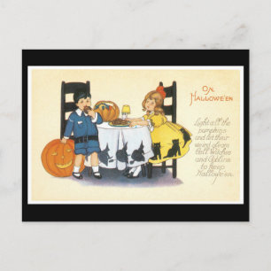 Mädchen in einem Halloween-Katzenkleid Postkarte