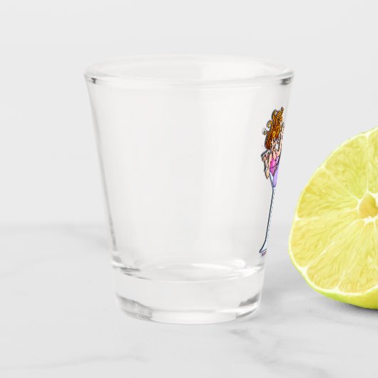 MÄDCHEN IN EINEM MARTINI-GLAS-ROSA SCHNAPSGLAS (Links)