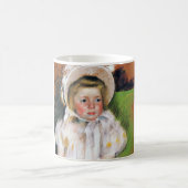 Mädchen in einem weißen Bonnet, Mary Cassatt Kaffeetasse (Mittel)