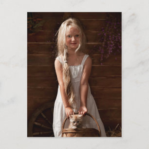 Mädchen in einer Scheune mit einem Kätzchen in ein Postkarte