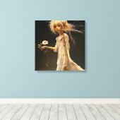 Mädchen in Gelb mit Blume Leinwanddruck (Insitu (Holzboden))