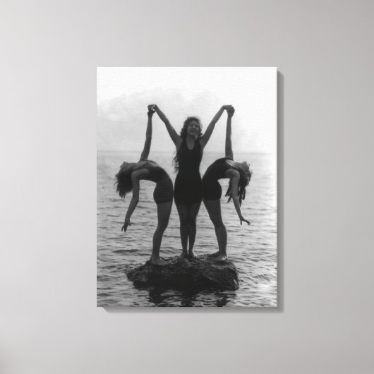 Mädchen in Posing auf einem Felsen im Wasser Leinwanddruck (Vorderseite)