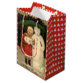 Mädchen in Red Coat mit Snowman, weiße Weihnachten Mittlere Geschenktüte (Vorderseite Schrägansicht)