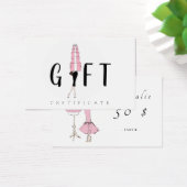 Mädchen in rosa Kleid mit Kleid auf der Prüfpuppe (Schreibtisch)