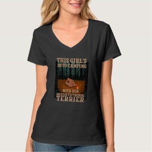 Mädchen ins Camping mit ihrem amerikanischen Staff T-Shirt