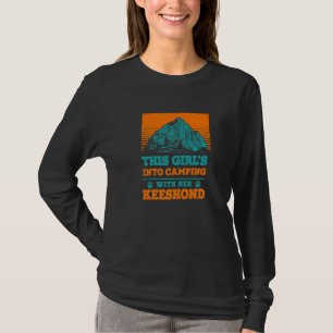 Mädchen ins Camping mit ihrem Keeshond Hund Mama G T-Shirt
