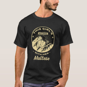 Mädchen kommt mit ihrem maltesischen Terri ins Cam T-Shirt