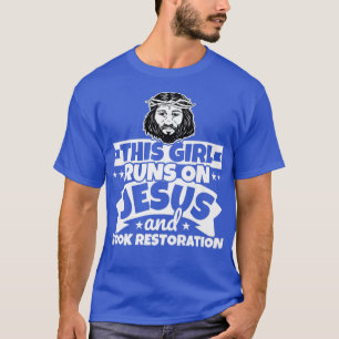 Mädchen läuft auf Jesus und die Restaurierung von  T-Shirt