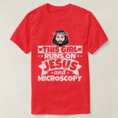 Mädchen läuft auf Jesus und Mikroskopie T-Shirt (Design vorne)