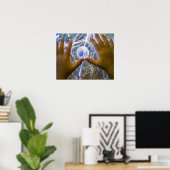 Mädchen legen einen Plasma-Ball fest Poster (Heimbüro)
