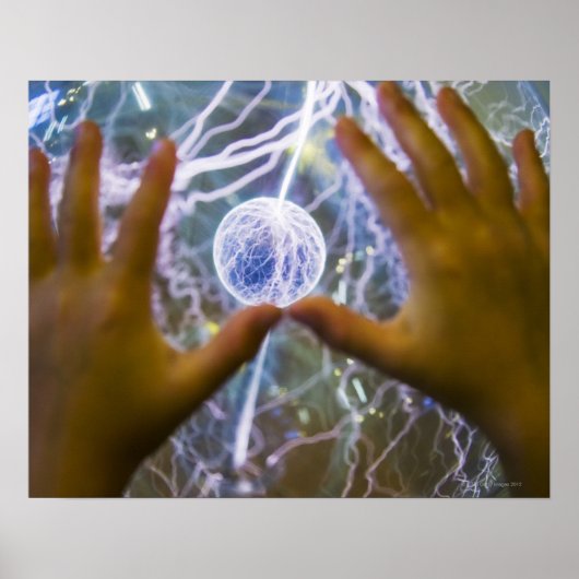 Mädchen legen einen Plasma-Ball fest Poster (Vorne)