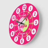 Mädchen lernen, die Zeit rosa grüne Uhr zu erzähle (Winkel)