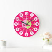 Mädchen lernen, die Zeit rosa grüne Uhr zu erzähle (Zuhause)