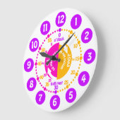 Mädchen lernen, die Zeit rosa lila Wanduhr zu erzä (Winkel)