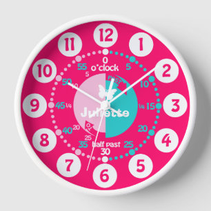 Mädchen lernen, Zeit roter rosa Aquanamenuhr zu Wanduhr