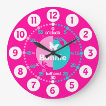 Mädchen lernen Zeitrosa-Uhr