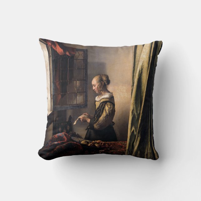 Mädchen-Lesebuchstabe am offenen Fenster durch Kissen (Vorderseite)