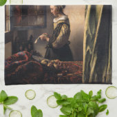 Mädchen-Lesebuchstabe am offenen Fenster durch Küchentuch (Gefaltet)