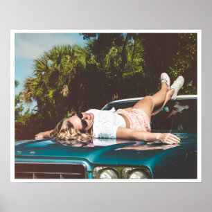 Mädchen liegt auf Vintage-Auto-Foto aus den 50er J Poster