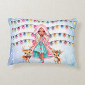 Mädchen mit 2 kleinen Hirschen- und Weihnachtslich Dekokissen (Rückseite)