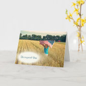 Mädchen mit amerikanischer Flagge auf einem Bauern Karte (Gelbe Blume)